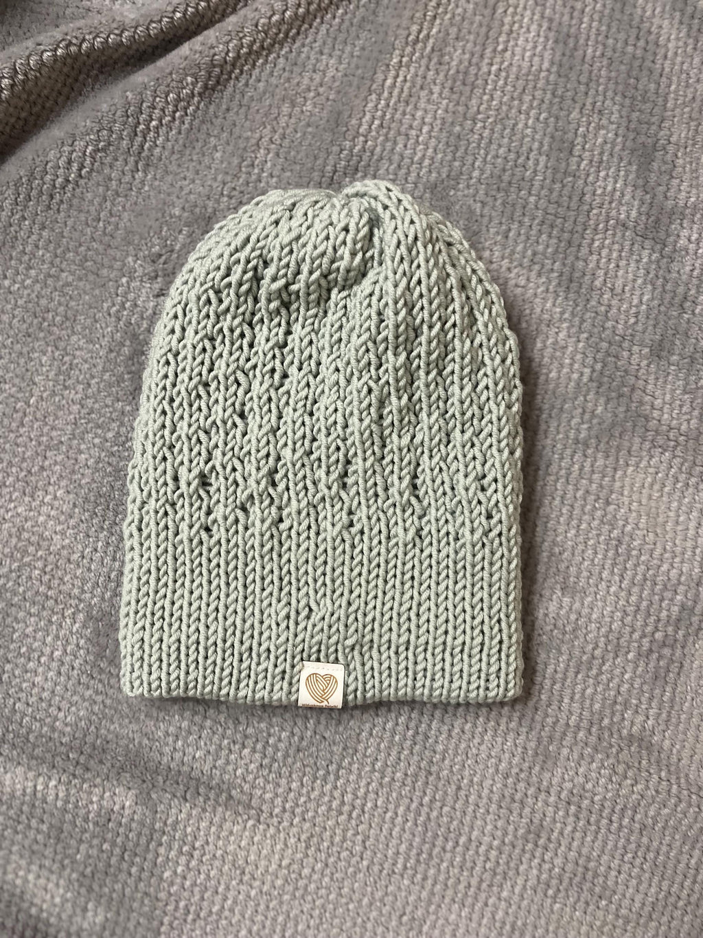 Klasyczna, Dopasowana Czapka z Wełny Merynosów – Ręcznie Robiona (Ścieg Diamentowy)